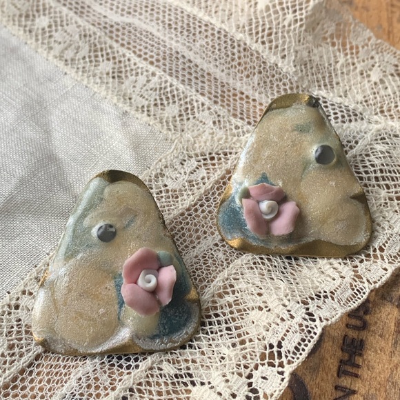 Vintage Triangle Metal Enamel & Pink Rose Pierced Earrings Women’s Jewelry - Picture 6 of 7